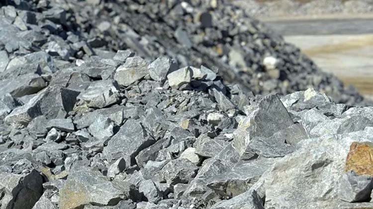 Raw lithium ore and quartz stones